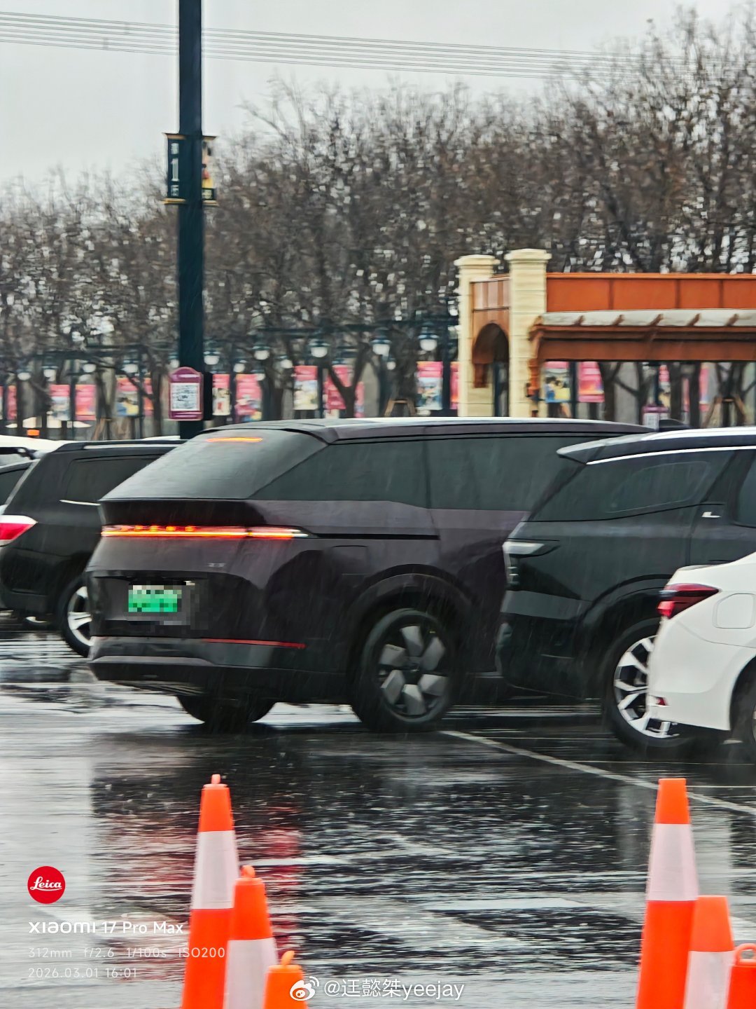 紫色小鹏x9？ 少见的，在迪士尼偶遇了。新款小鹏x9纯电版今日上市汽场全开