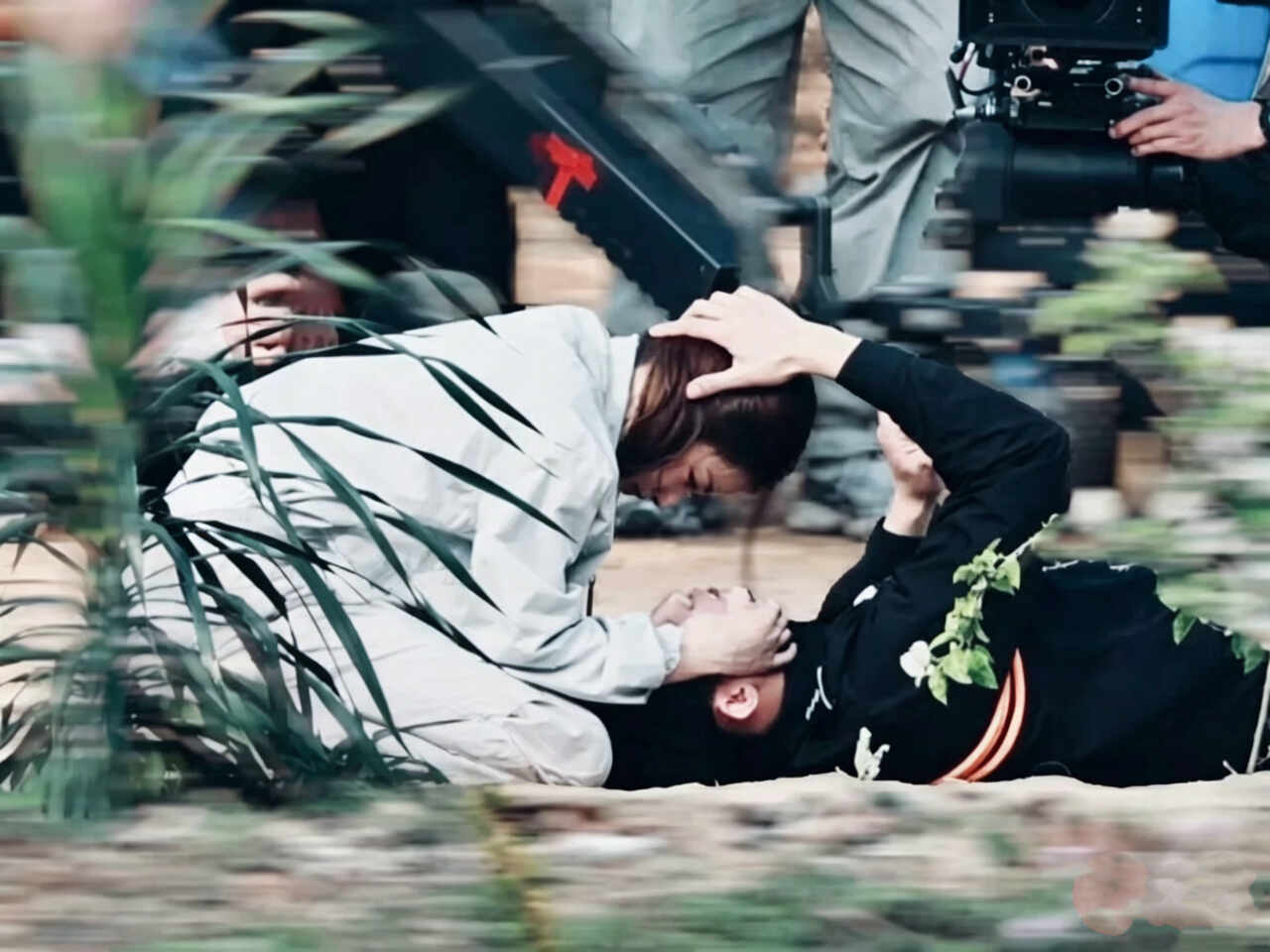 在📕评论区捡到一张《明川有知夏》双人路透截图，是温医生强制爱跟厉泽川蹭鼻尖那场