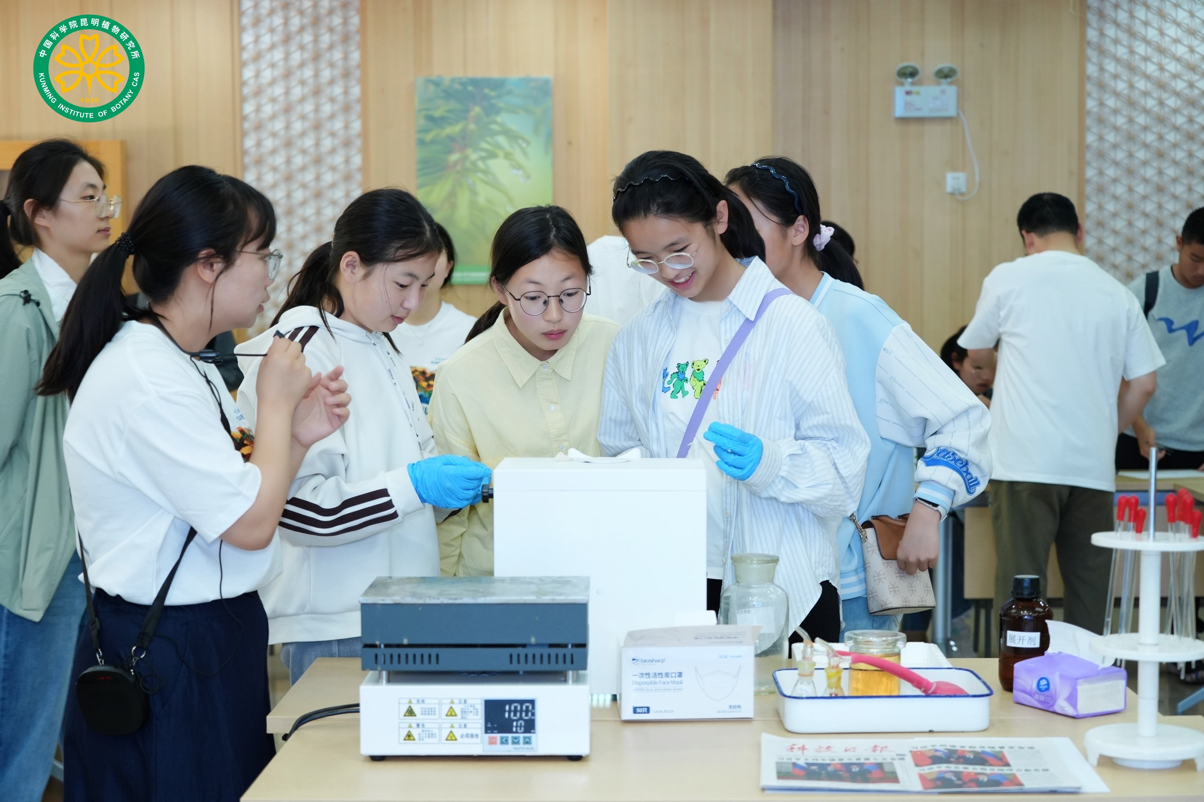 公众科学日 今天，来到中国科学院昆明植物研究所的小朋友们化身 “小小科学家”，在
