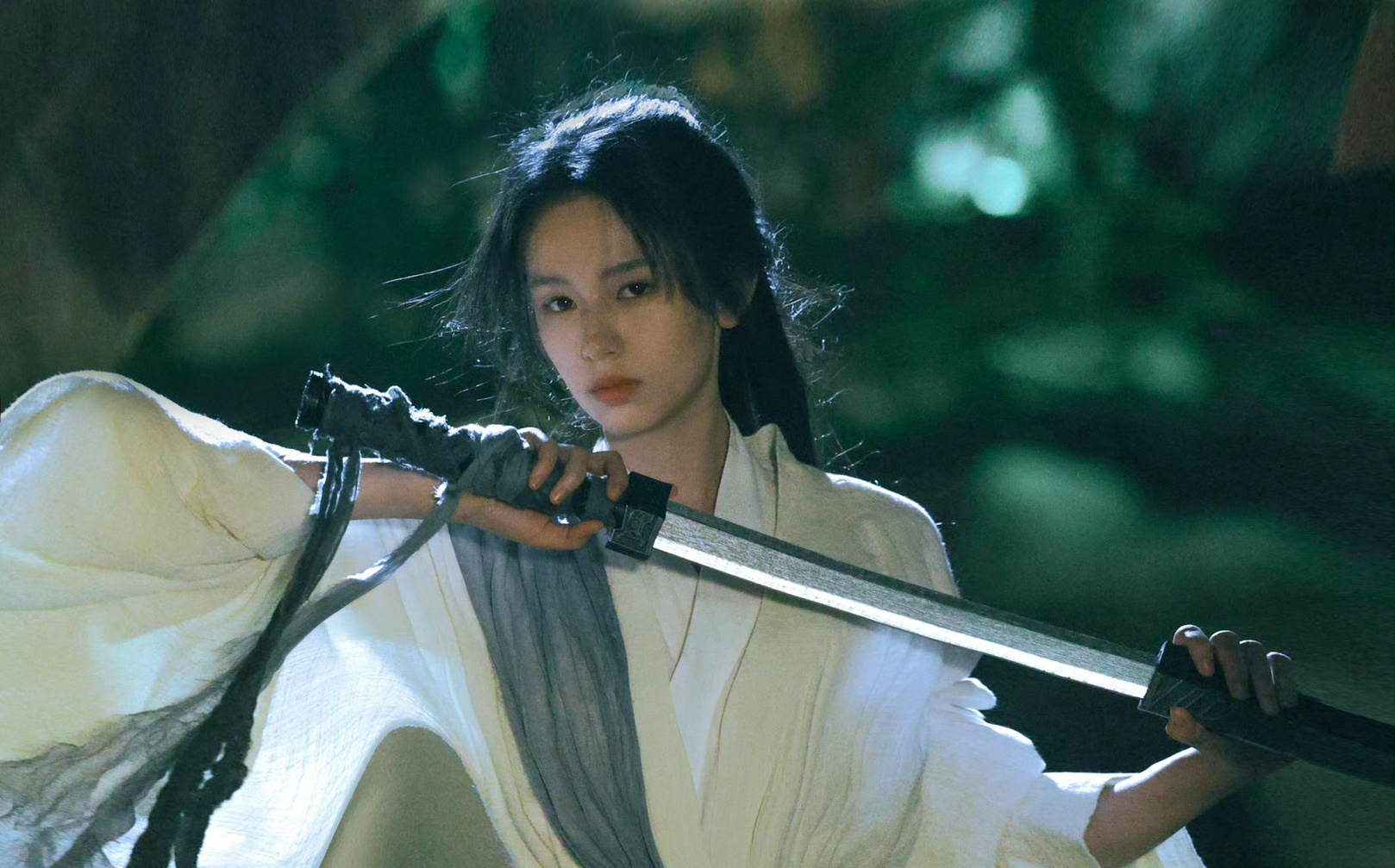 周也最新古风大片，清冷感江湖侠女，古早武侠片既视感，好美！ ​​​