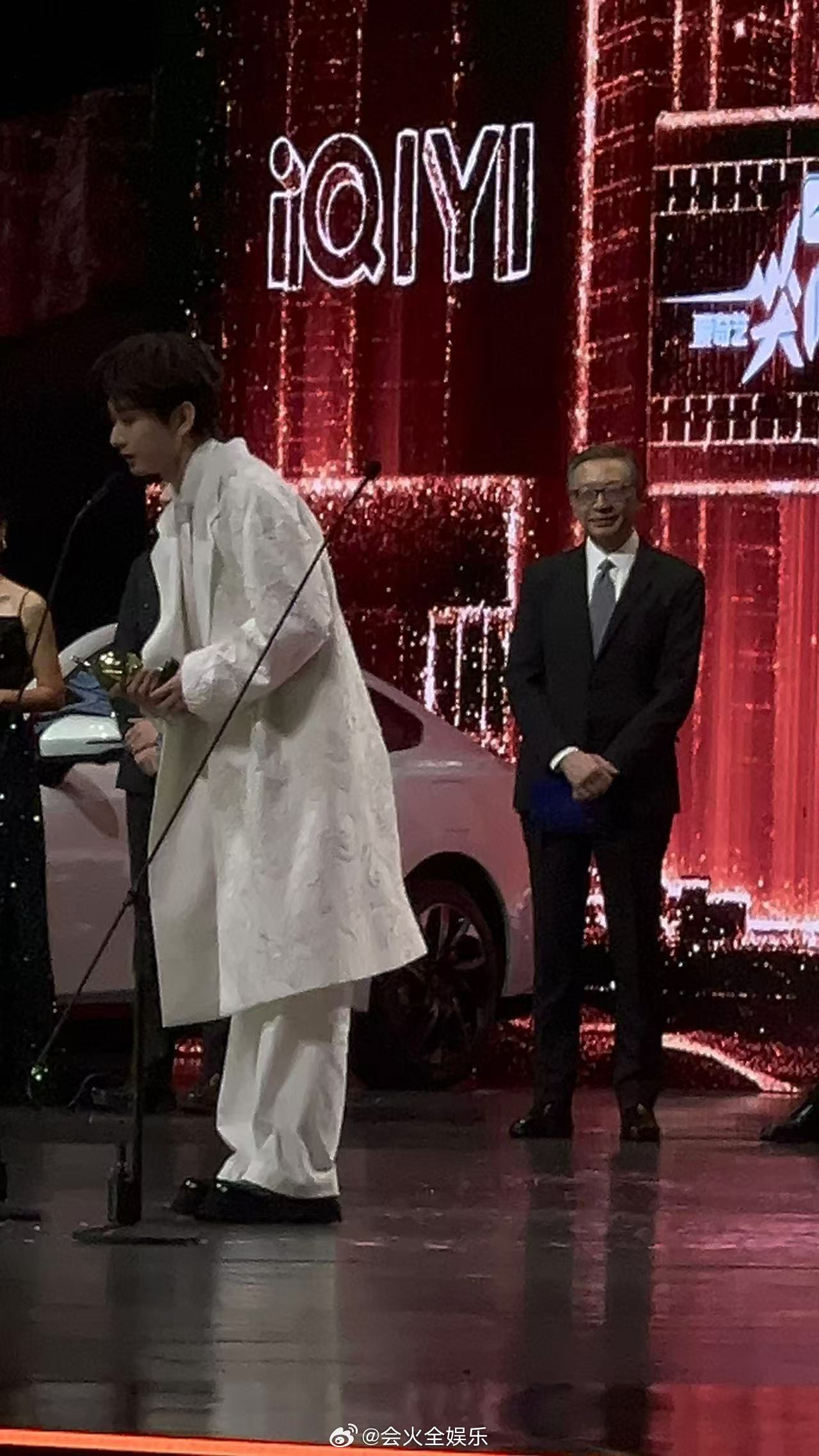 成毅哽咽  成毅尖叫男演员领奖哽咽，开心的一刻[赢牛奶]  