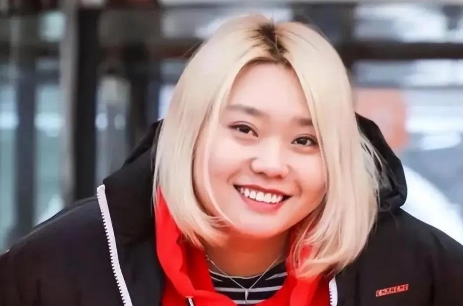 不知道为什么就是横竖不喜欢李雪琴。也不明白她为什么会火成这样。
刚开始说脱口秀的