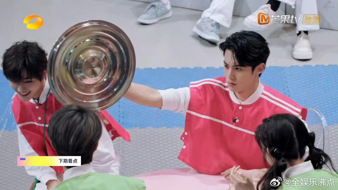 王鹤棣丁程鑫才下班啊亲爱的客栈 王鹤棣忙到凌晨才下班，丁程鑫一句“才下班？”满是