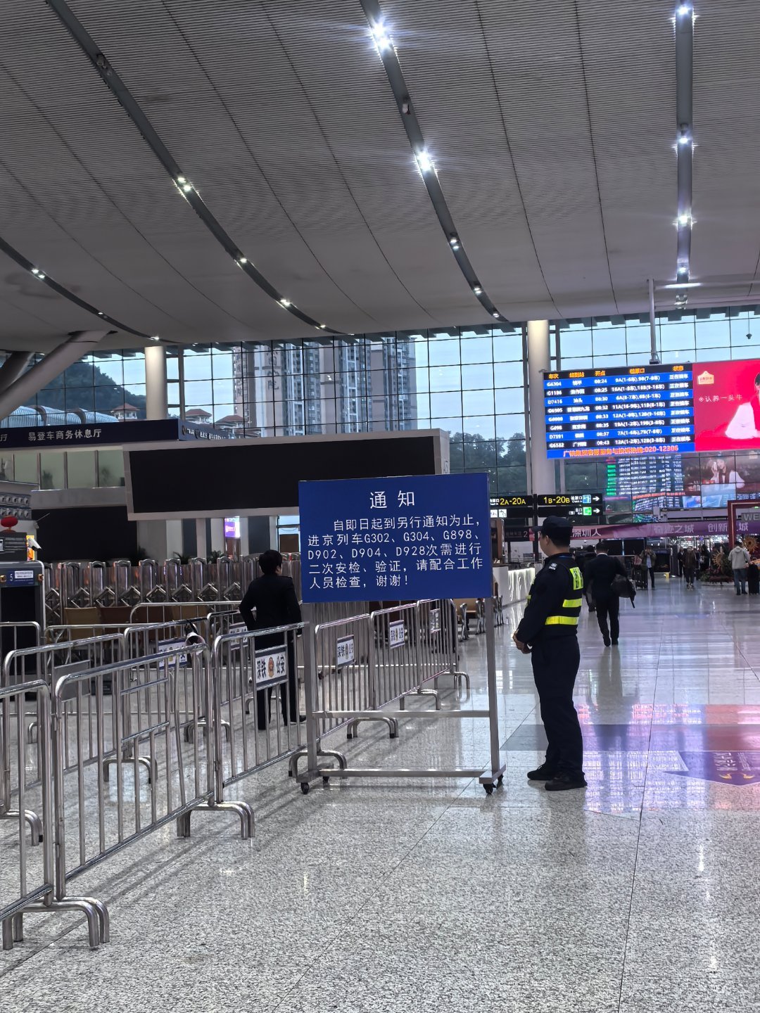 今天的高铁站，很明显，人不算多。很多人也才开工不久，我又出发了。在高铁站还发现有