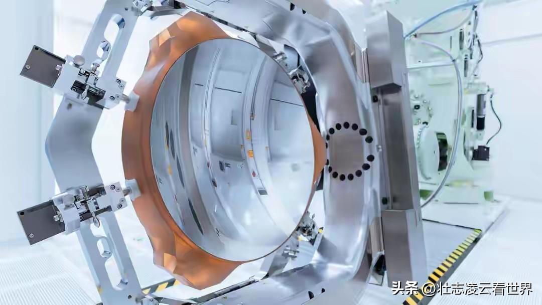 132GHz！当西方还在为3纳米光刻机挤破头，中科院实验室里一个“三明治”结构，