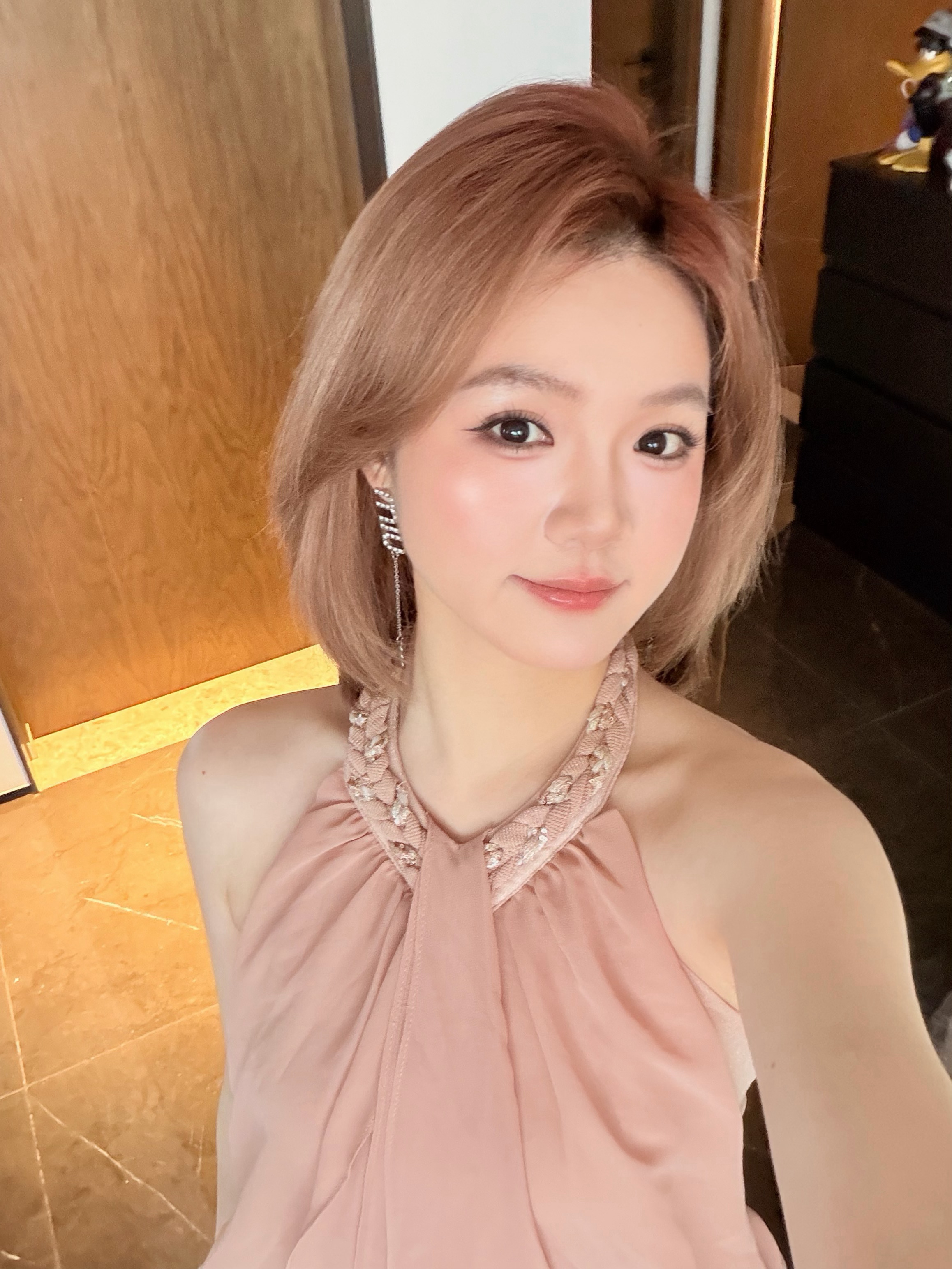 今天这个妆真的很千金很名媛的感觉，直播只看上半身真的很精致，下播一照镜子，直接原
