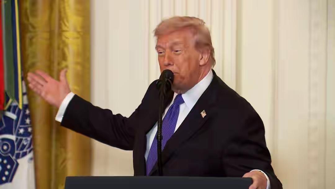 特朗普使出“护航 + 保险”试图稳住油价，中东局势剑拔弩张，美以对伊朗发起军事打