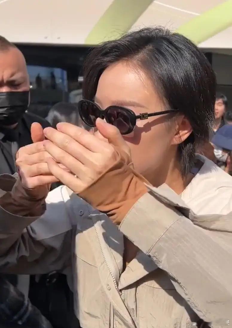 46岁汤唯确认怀二胎！汤唯这次发文承认怀二胎了，三月份倪妮汤唯同场活动，两人秘密