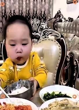 难怪网上那些两三岁的网红宝宝吃饭那么老实，筷子拿得稳还不掉饭粒，今天才反应过来，