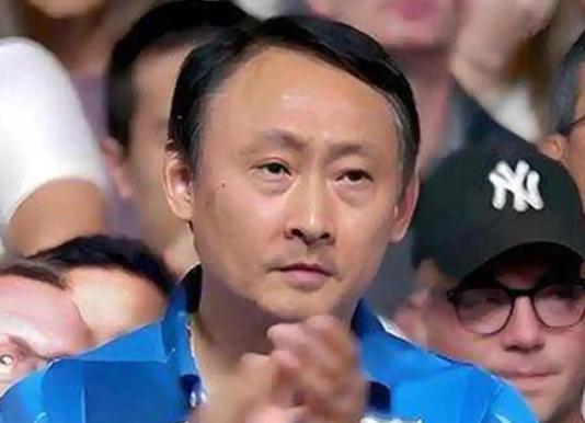 谁能料到，一位日本乒乓球小将在澳门捧杯之后，居然被中国球迷里三层外三层地围了个水