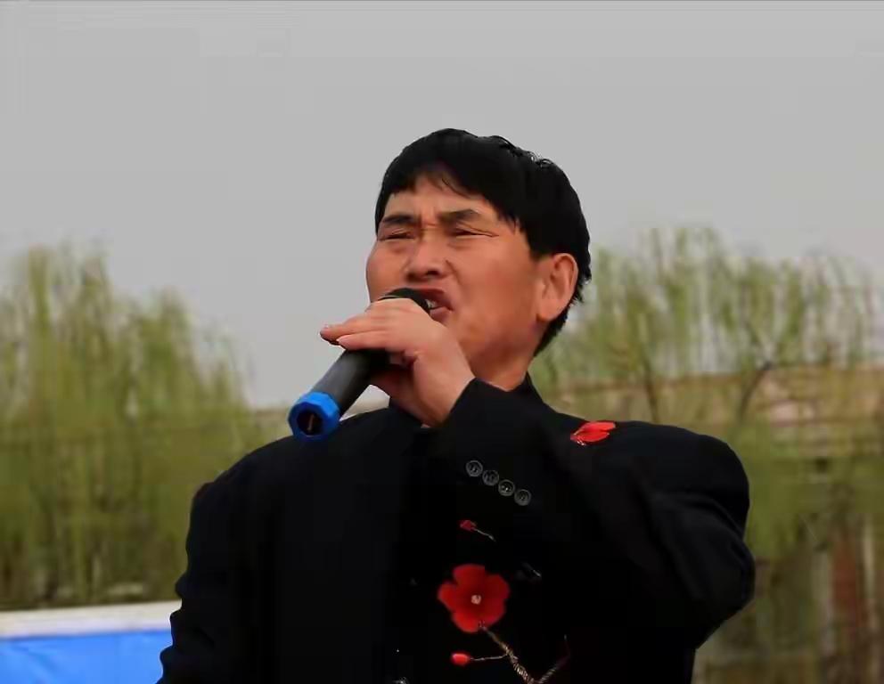 最近大衣哥朱之文被网暴，原因是大衣哥近期曾说过，现在农民不辛苦了，农活都用上了机