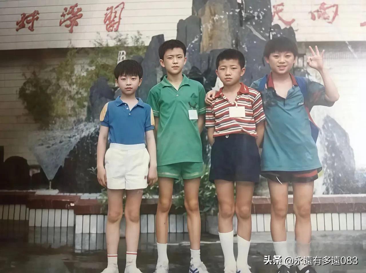 这是国乒悍将马龙小时候的一张旧照。

能在三秒钟时间里找出小马龙的球迷绝对是一名