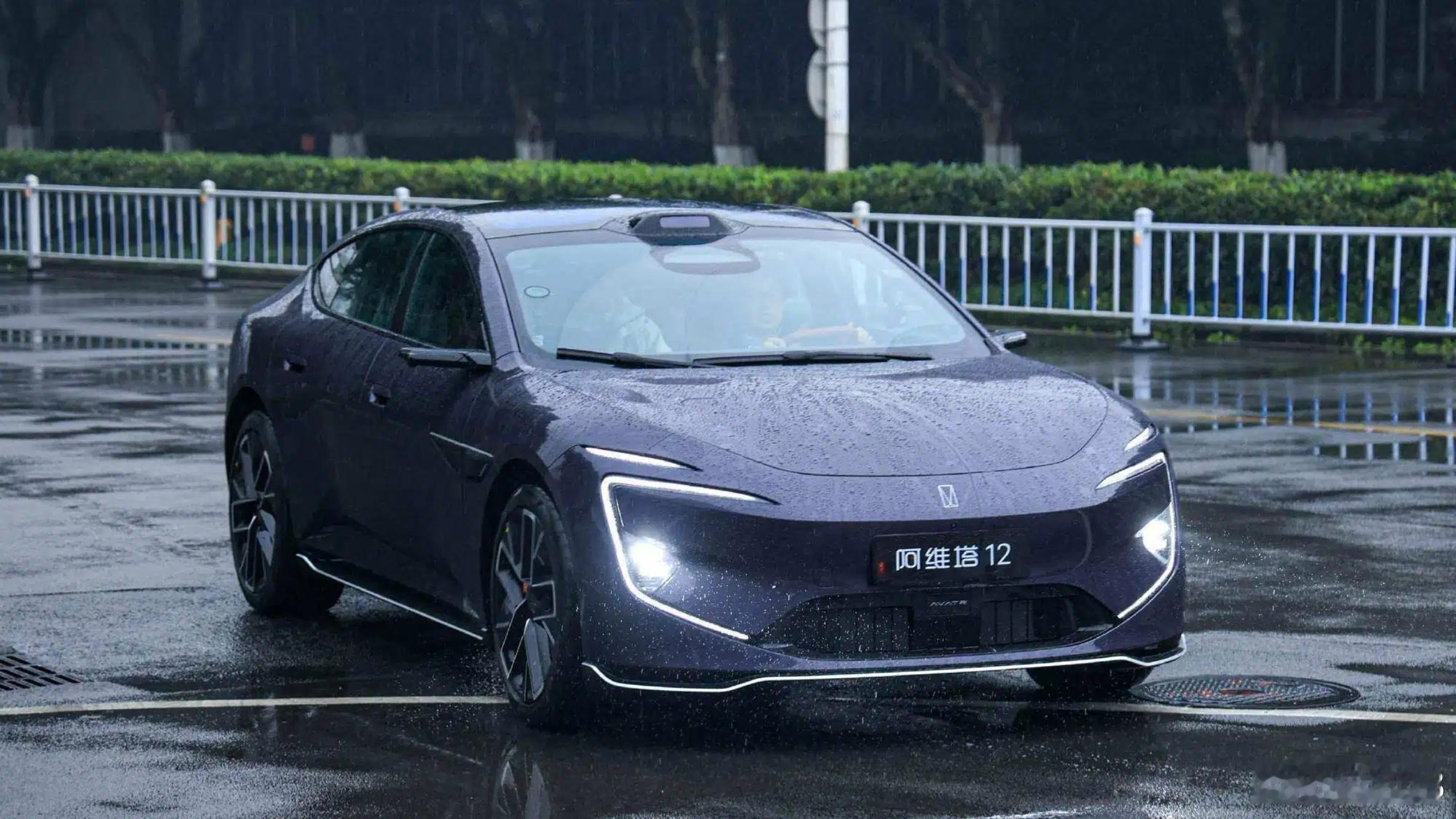 一组全新阿维塔12 的实车图，除了挪到“常规”位置的车顶激光雷达之外，个人觉得最