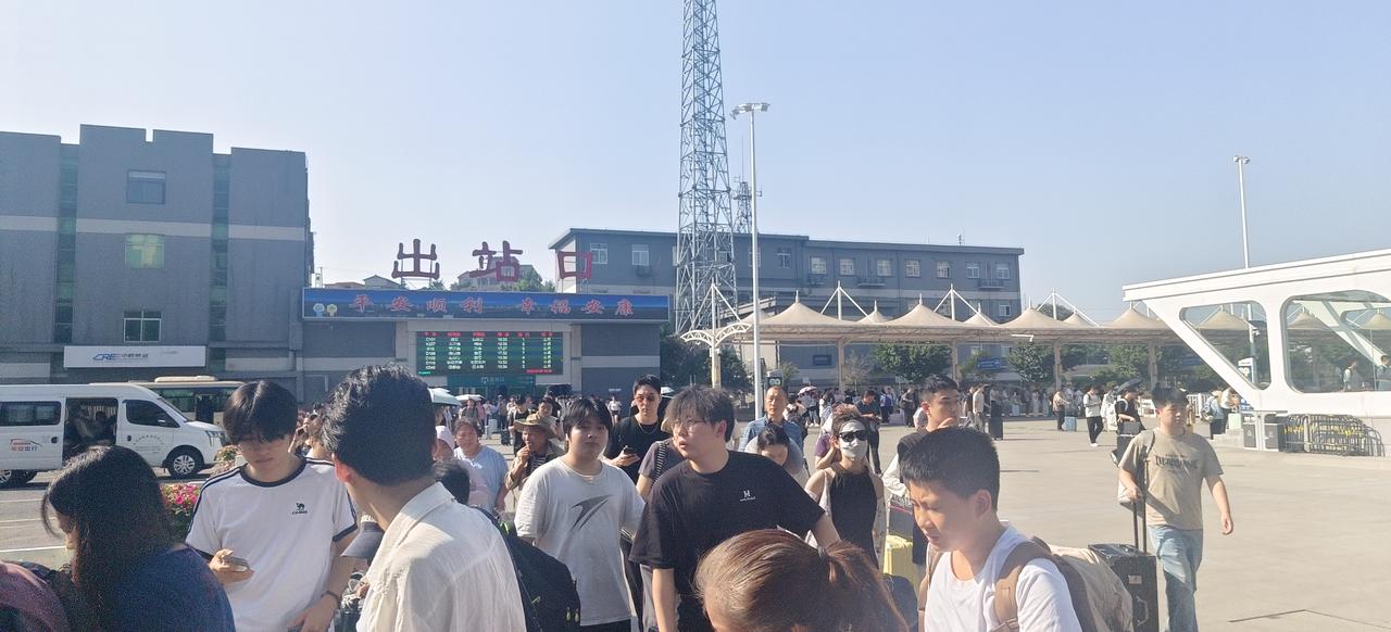 突然感觉安康火车站前面还是没有设计好，尽管比原来宽敞整齐多了，但火车到站后依然堵