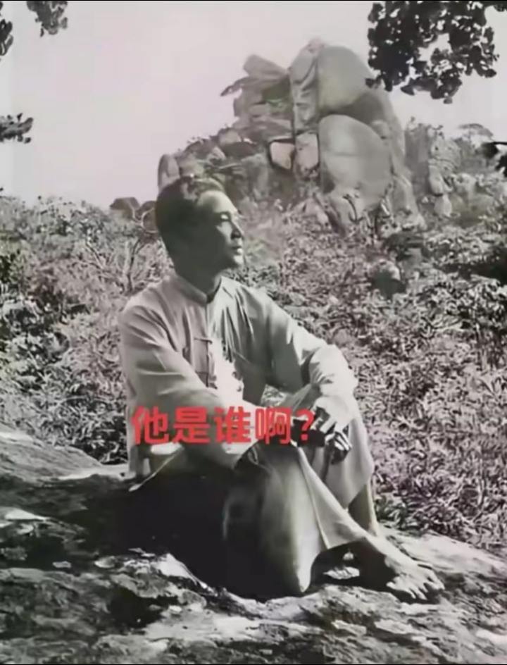 1943年的南京，中秋节爬山中途休息打赤脚的他，眼望远方也许想起了自己...