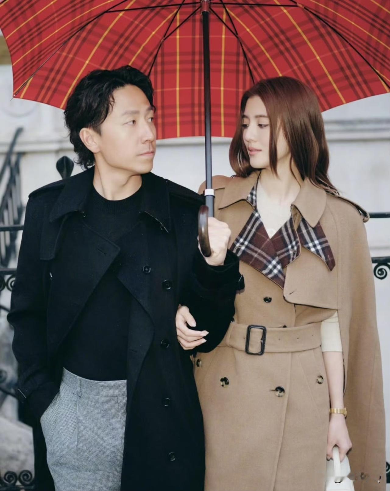 吴千语施伯雄夫妇一同参加时装周，婚前施伯雄很少参加这次活动，但婚后的他时尚资源都