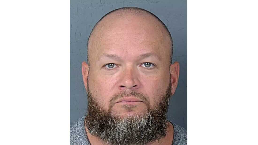 今天，曾被特朗普赦免的美国国会大厦守卫人员，因涉嫌性侵儿童而被判定有罪。何天恩