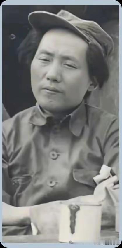 这是延安时期经典黑白肖像照：毛主席头戴简易八角军帽，身着粗布翻领军装，衣扣朴素简