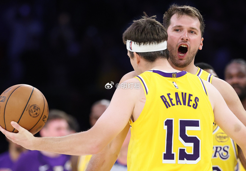NBA官方宣布，新赛季的揭幕战有三场比赛，分别是凯尔特人vs活塞、76人vs尼克