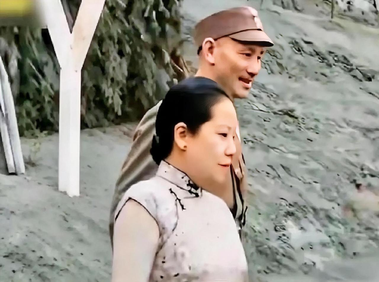 宋霭龄敢直接称呼蒋介石叫介兄，整个国府里几乎没有女人敢这样叫蒋介石。
蒋介石和宋