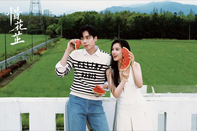 #胡一天张婧仪双人写真# 哇塞！张婧仪胡一天帅哥靓女写真也太养眼了吧[哇]她在闹