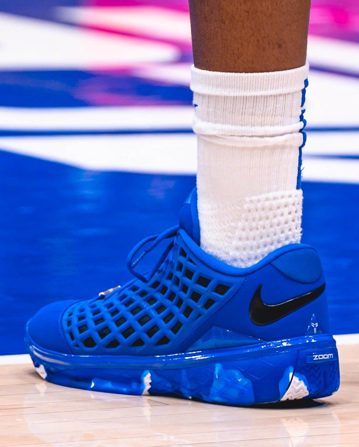杜克大学球员上脚的蓝白配色Kobe 3 Low PE。 