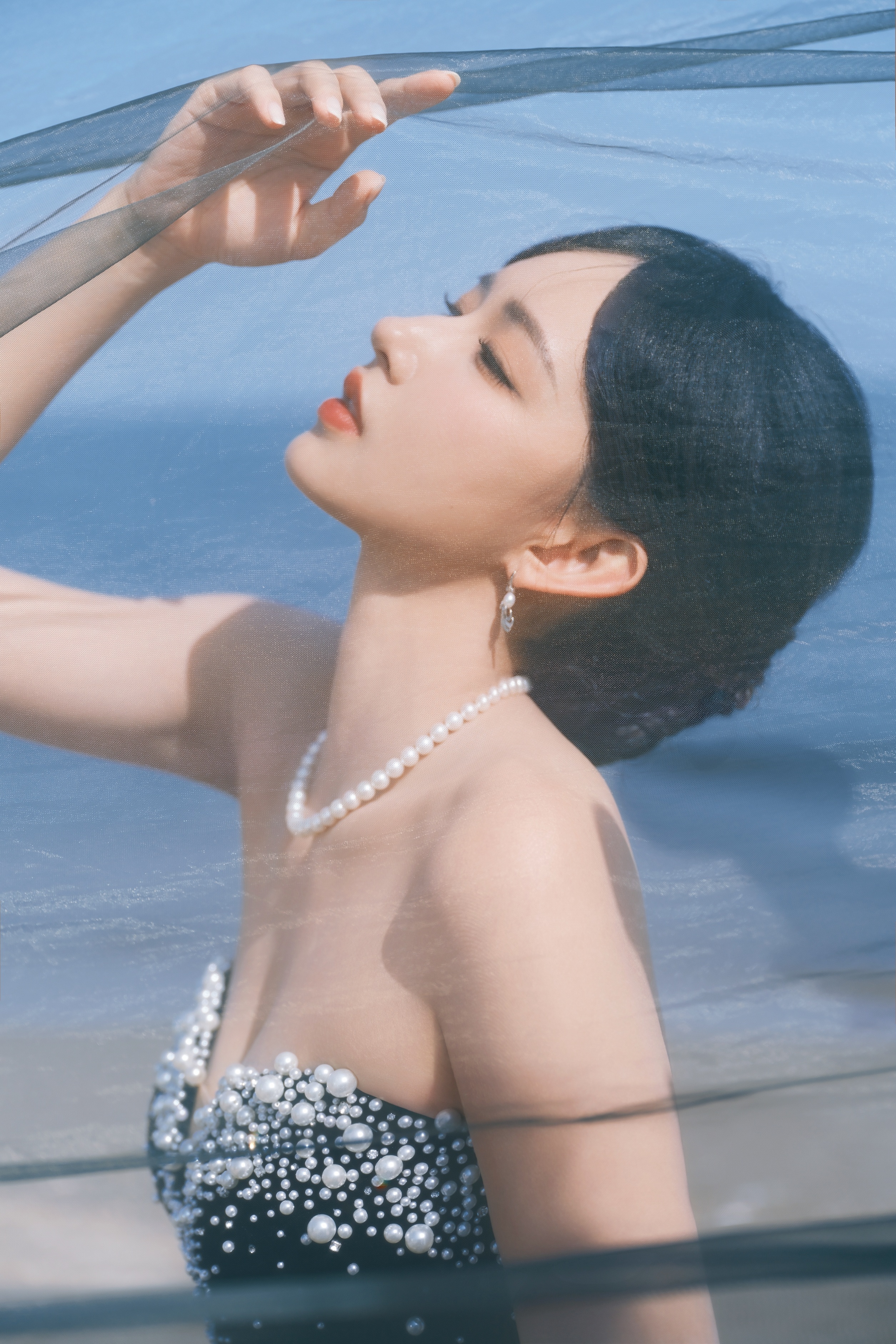 珍珠点缀，如星子洒落，衬得程潇宛如从艺术画卷中走出的缪斯，优雅与精致在每一个姿态