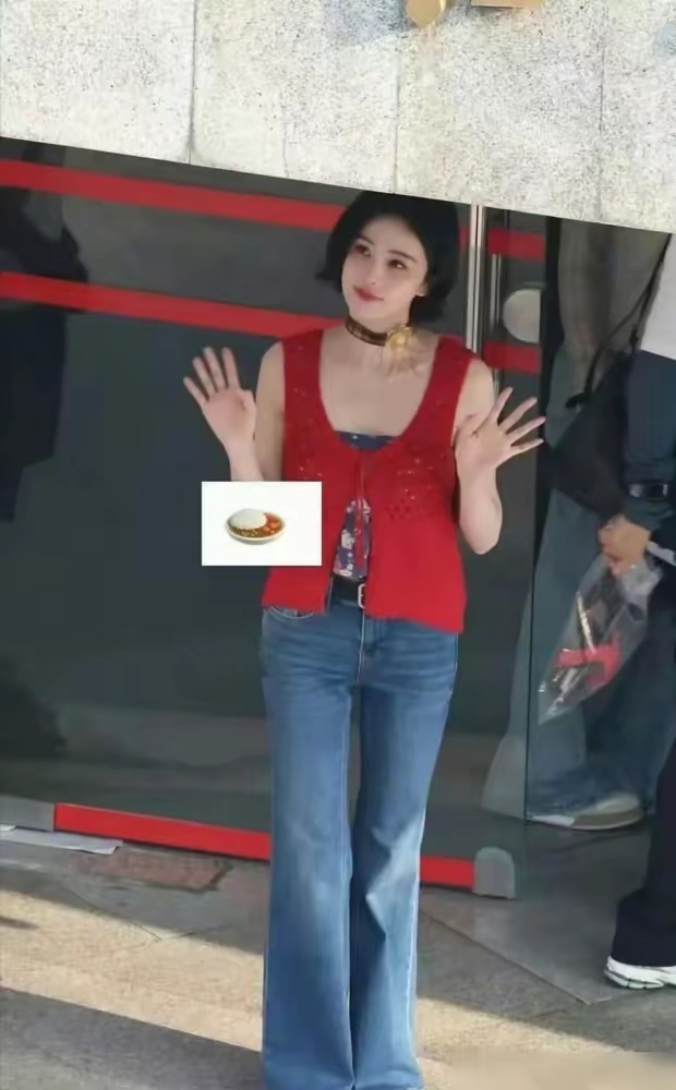 白鹿粉丝疯了，集体把自家偶像的脸给 P 掉了，这是得丑成什么样？ 
