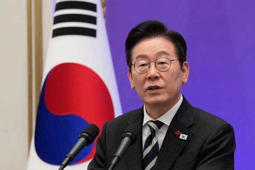 韩国总统李在明，对着央视的镜头，说了一句让很多人心里一紧的话。
他说，过去那种“