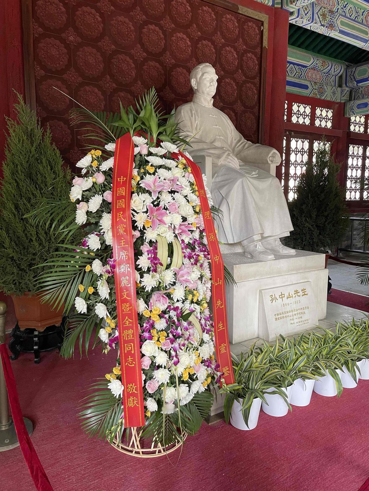 上午和老伴去香山碧云寺游玩。4月12号的香山碧云寺春暖花开，风和日丽。
    