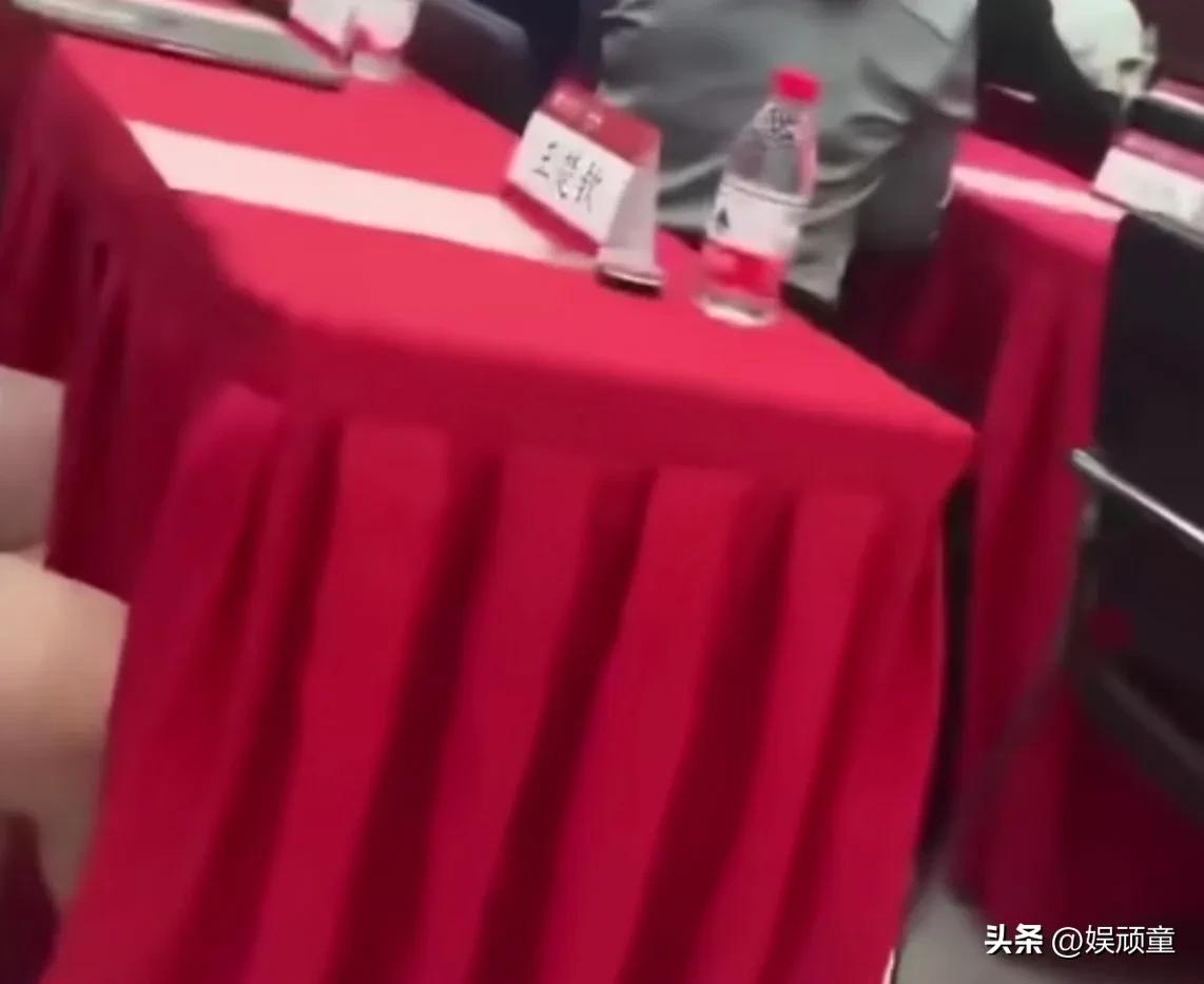 王楚钦:这学我不上了！
王楚钦现身北大，参加开学典礼，拘谨的他，刚进教室，就被所