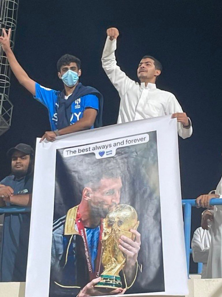 【👀】利雅得新月球迷现场晒梅西世界杯夺冠海报：“永远的历史最佳💙🇦🇷”#