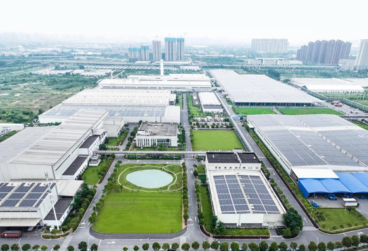现在的新能源市场竞争是走上了集体高端路线，可要走高端，不光得有技术，还得重资产投