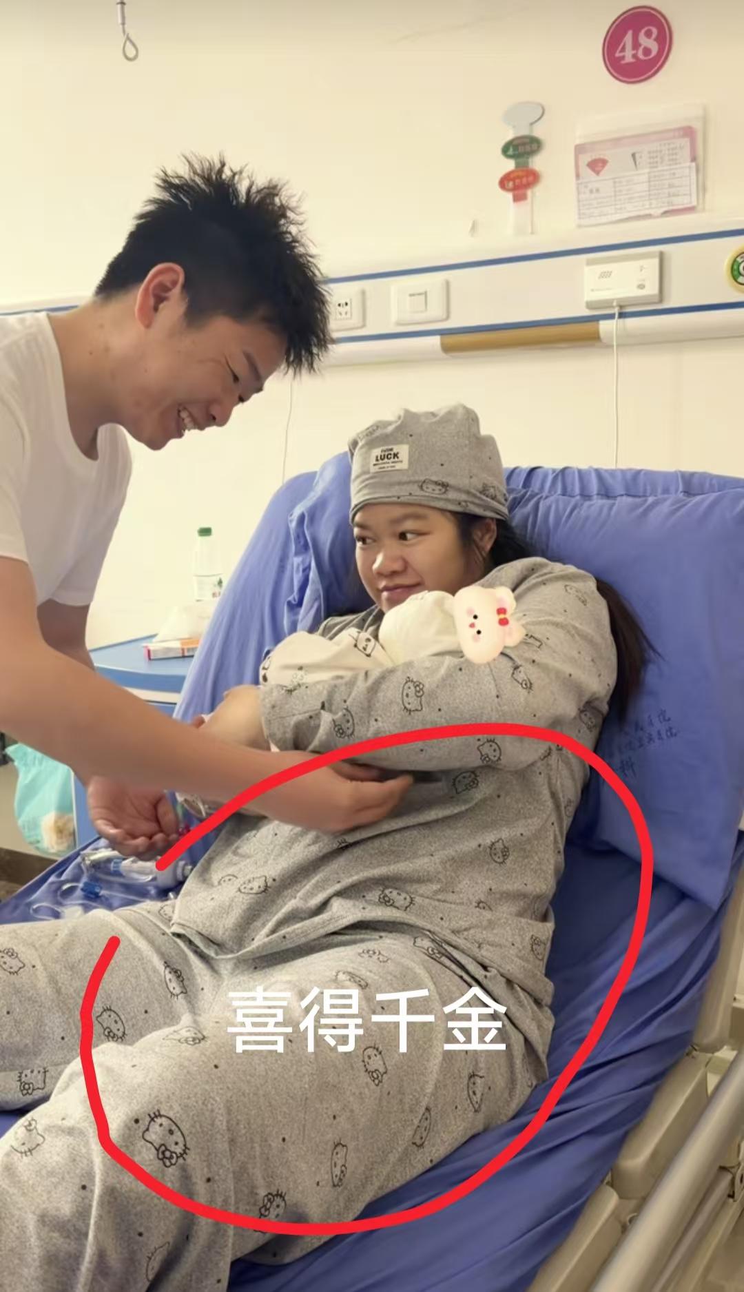 现在全网最后悔的人就是那些赌燕子生男孩的网友了吧！
不是因为输了几块钱红包，也不