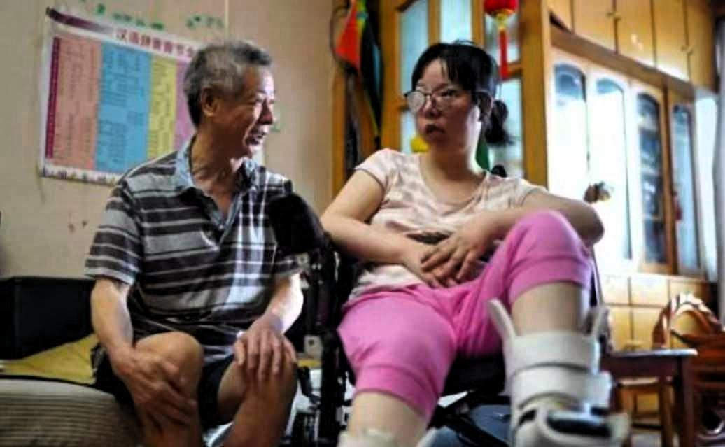 30岁安徽女博士怀孕后瘫痪在床，丈夫悉心照顾，不料，生下儿子后，丈夫看了一眼却说