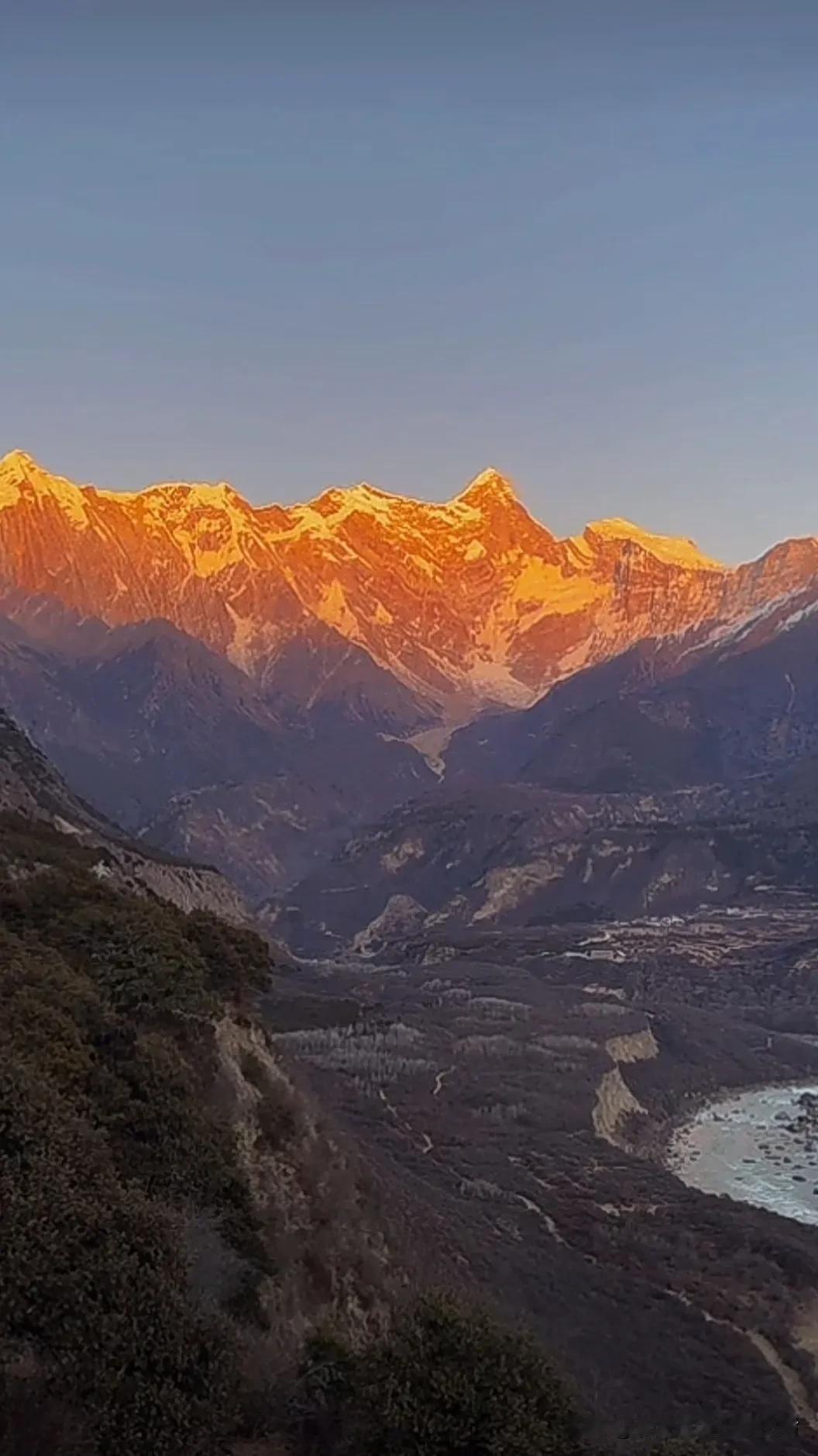 雪山巍峨，岁月静好，这画面总能触动我的心弦。
就像在帕米尔高原，山水相依，生命如