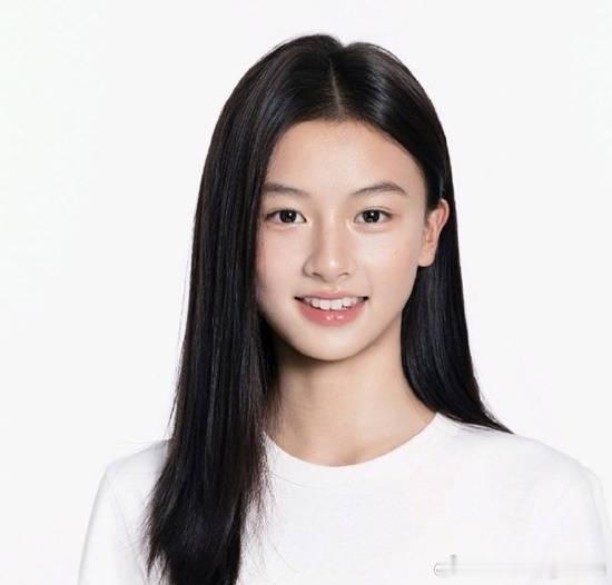 15岁素人女孩“七七”签约经纪公司据媒体报道，15岁河南南阳女孩“七七”因202