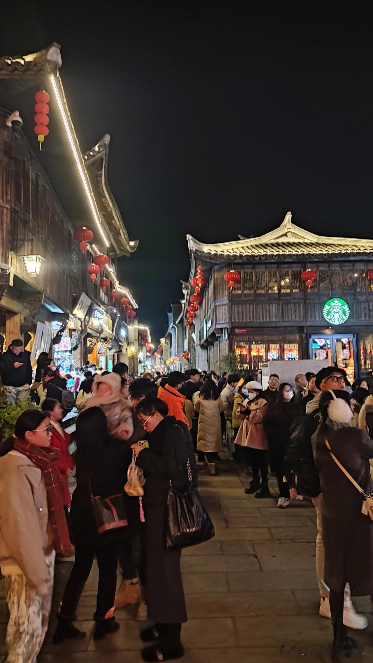 初一在临海紫阳街，发现游客多到爆炸，初二在椒江葭沚老街，发现也是人山人海，本以为