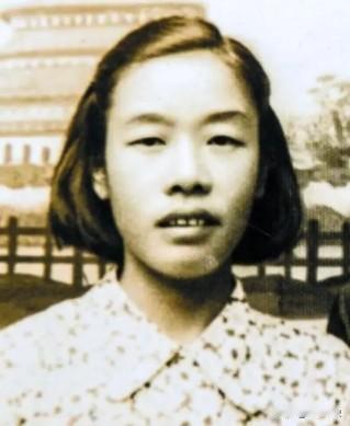 1949年，渣滓洞大屠杀中，盛国玉在枪响前倒地装死，不久，特务进来补枪，幸运的是
