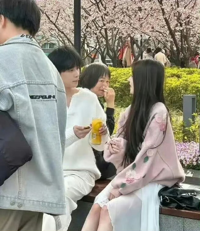 这网红拍照真的不顾路人死活啊  