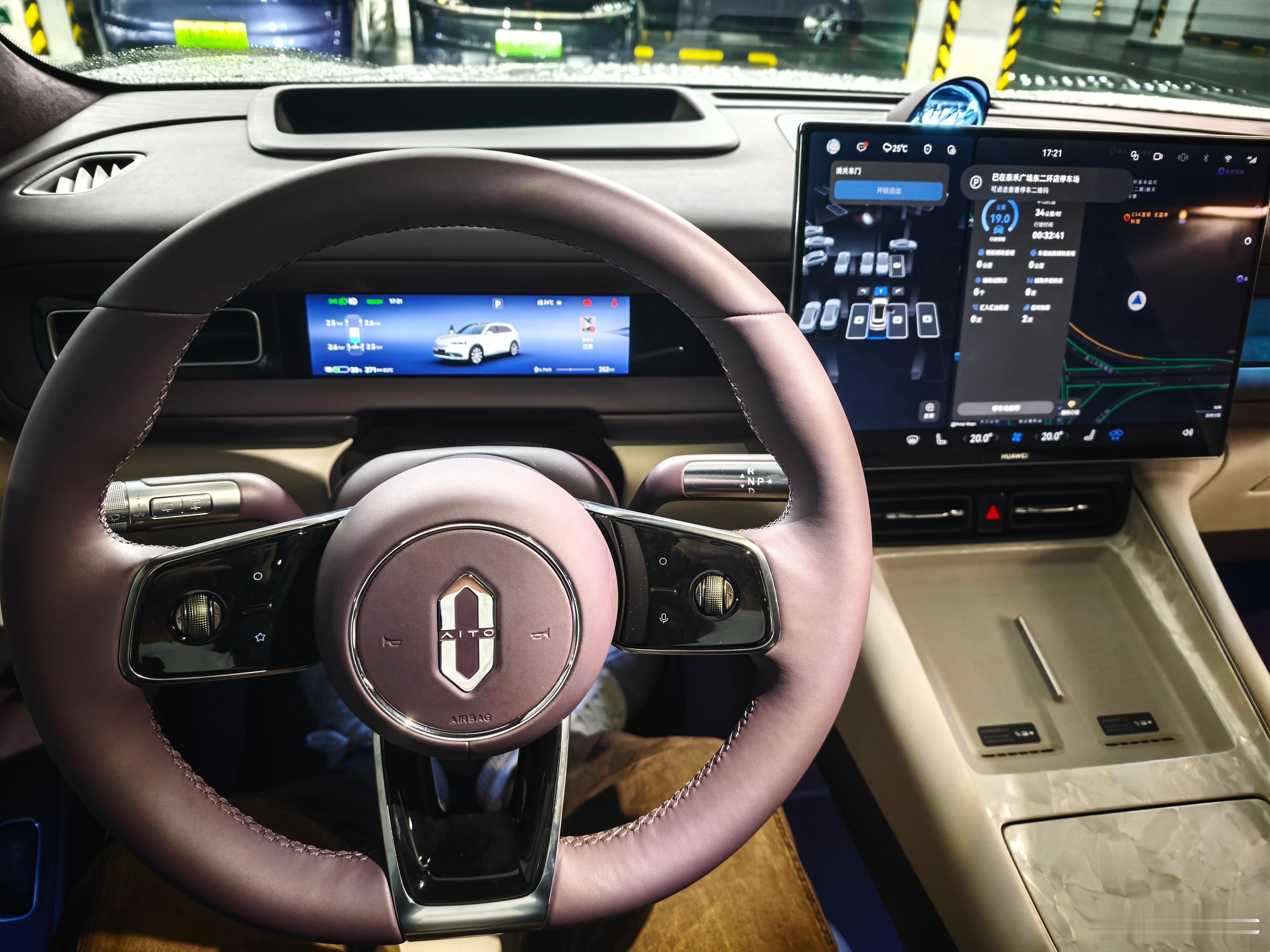 动力输出特别平滑高级前排隔音和隔绝感特别好刹车缓踩很柔顺底盘初段很“紧致”后排座