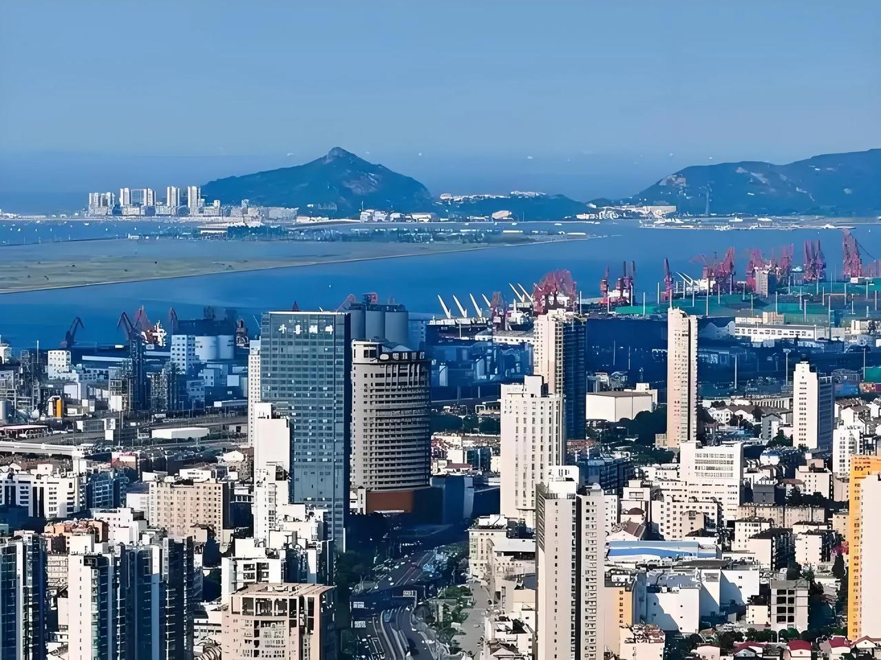 连云港冬天太冷，主要是风大，且呼啸凌厉。
连云港夏天太热，讨厌的是湿度高，潮气大