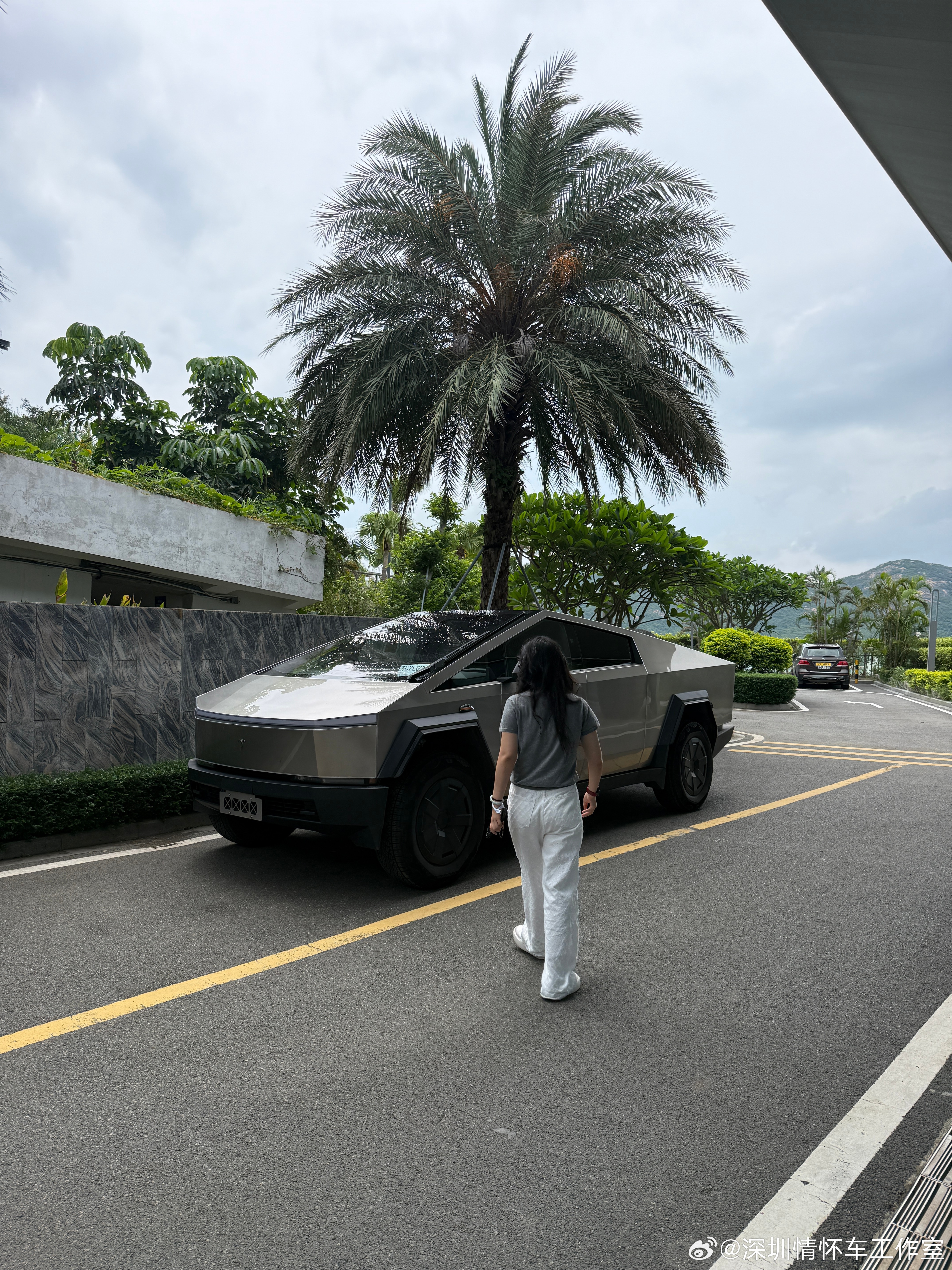 特斯拉这台天外来客，外观确实霸气，细节工艺嘛不能太苛刻了，装配工艺说十五年前国产