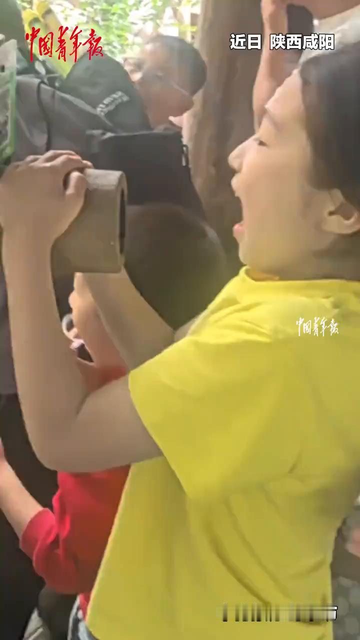 10岁女孩喊泉展现超强肺活量。
中国青年报。
近日陕西咸阳，中青报原创采访：10