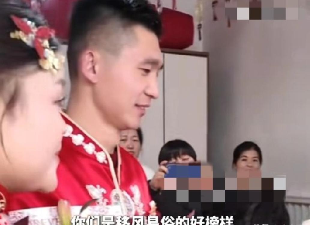 近日，山东梁山县的一场婚礼震惊全网，因为婚礼当天，政府工作人员亲自上门送祝福，并