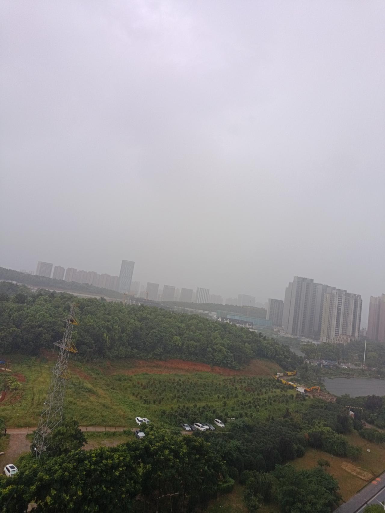 现在是早晨七点钟，武汉市打着雷，下着大雨，我躺在床上写头条，老公上夜班还没回家，