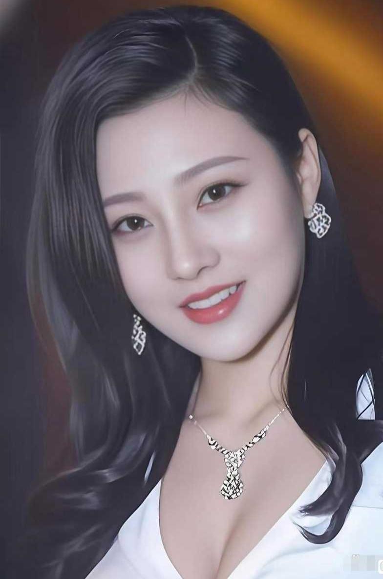 这位女子是中国篮球传奇后卫孙悦的妻子陈露。她不仅容貌清丽，更以优雅的气质和温婉的