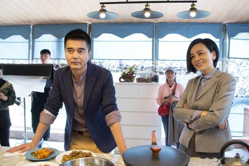 你能想象吗？曾经的娱乐圈情侣，离婚后还能像朋友一样相处。何晴和许亚军就是这样的例