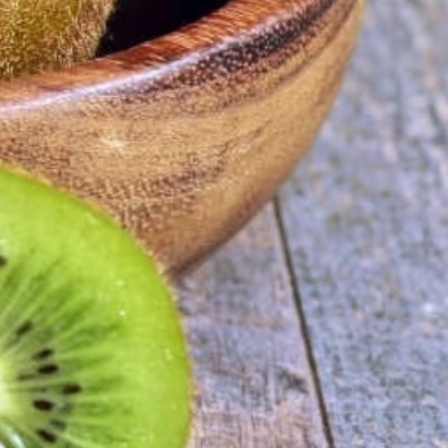 1200选择适宜猕猴桃生长的土壤，它们喜欢排水良好、肥沃且富含有机质的土壤。在春