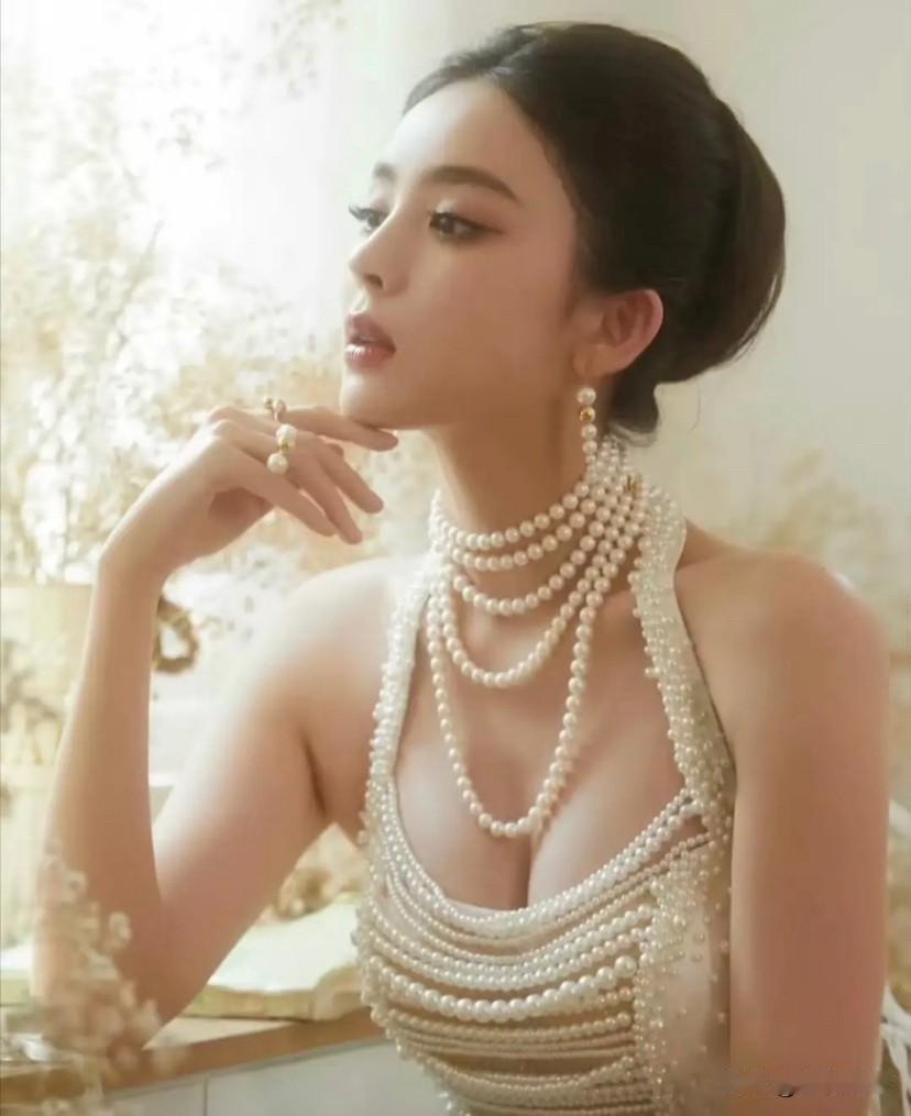 这下误会大了
娜扎拉了杨幂一把
这不是把C位让给杨幂，而是

妥妥的侠女风范啊！